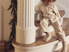 Lille dreng iklædt Råhvid stribet pyjamassæt fra Lil Atelier 13229647 turtledove